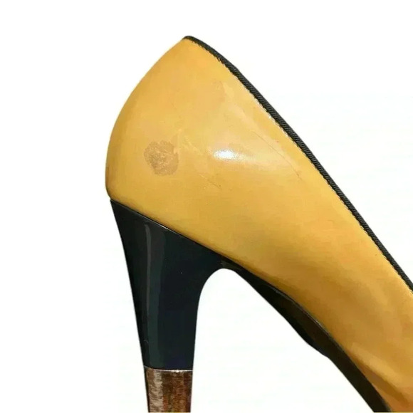 CHANEL Women’s Two Tone Cap Toe Patent Leather Pumps with Metallic Heel. Sz 41.5 - Picture 8 of 12